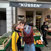 01099, Gustav & Zachi - Küssen